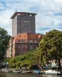 In de schaduw van Hotel Okura.
<br/>
Marcel Westhoff, sept. 2016